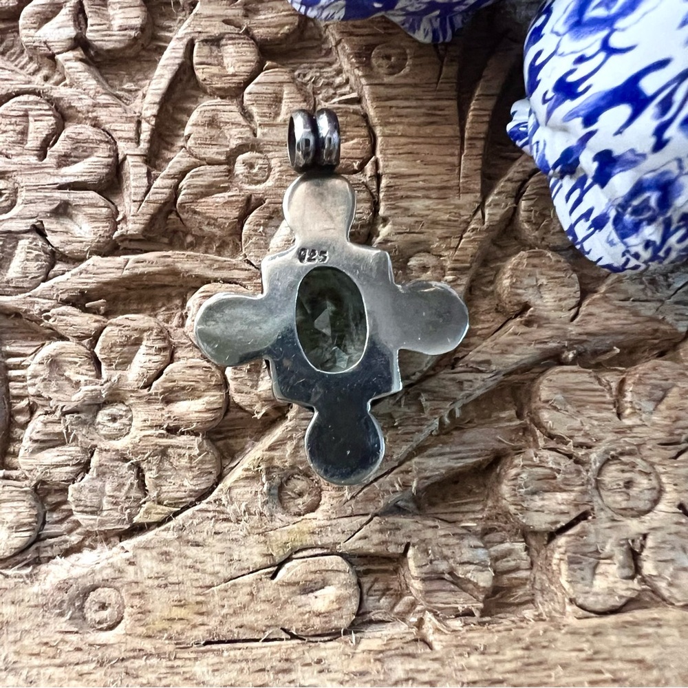 Vintage sterling Silver Cross Pendant with Blue topaz gemstone gorgeous - Picture 5 of 7